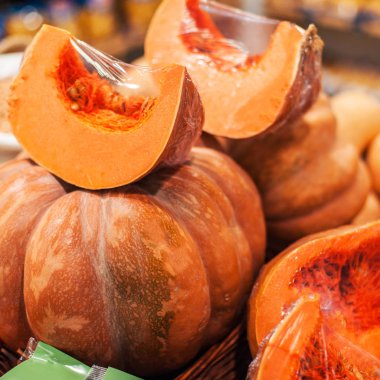 Kabaklar bir durak organik çiftçiler bakkal üzerinde. RIPE bir kabak markette parçalara 