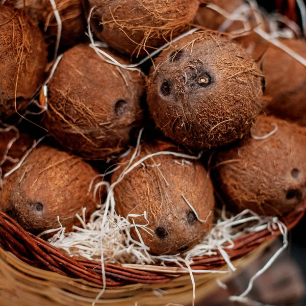 Montón Cocos Como Fondo Cocos Orgánicos Mercado Una Cesta Concepto — Foto de Stock