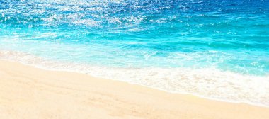 Dalga metin için yer ile kum plajındaki arka plan mavi okyanusun yumuşak. Tropikal yaz tatil kavramı