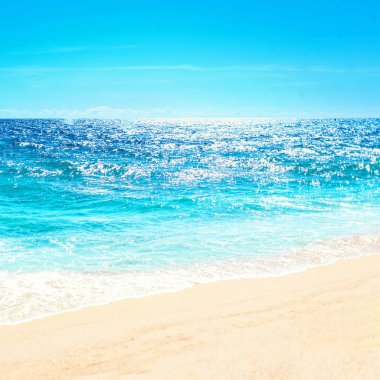 Dalga metin için yer ile kum plajındaki arka plan mavi okyanusun yumuşak. Tropikal yaz tatil fikir