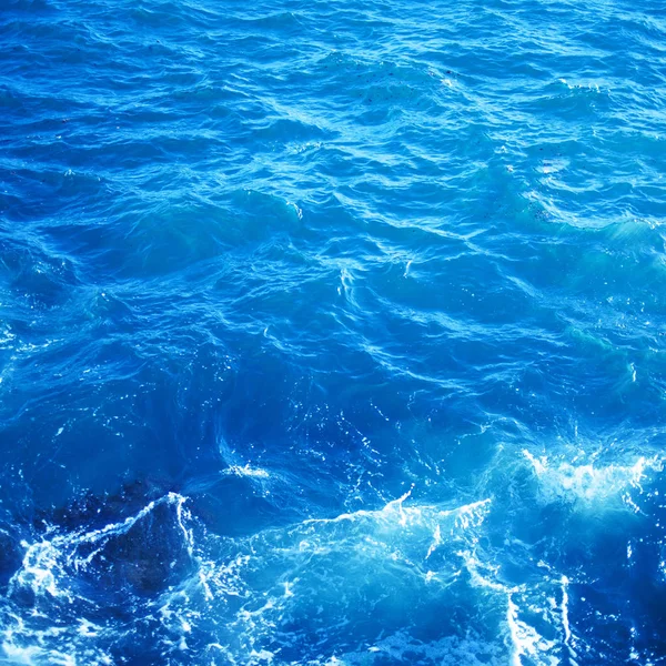 日当たりの良い反射 空撮とアクア海水面の背景イメージです 海洋波のクローズ アップ — ストック写真