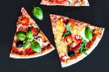 Domates, fesleğen, champignon mantar ve peynir pizza Margarita. Margherita Pizza siyah taş zemin üzerine