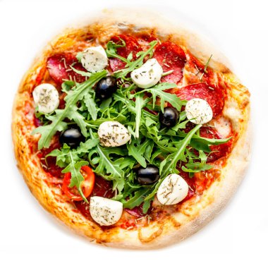 Beyaz arka plan üzerinde yakın u izole lezzetli İtalyan klasik orijinal biberli pizza