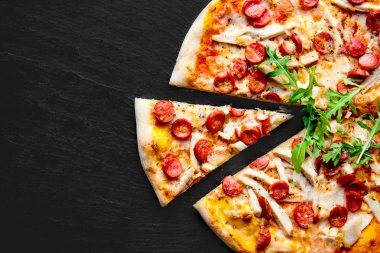 Sosis, mozzarella peyniri ve domates kopya alanı siyah taş zemin üzerine et Pizza. Pizza teslim.