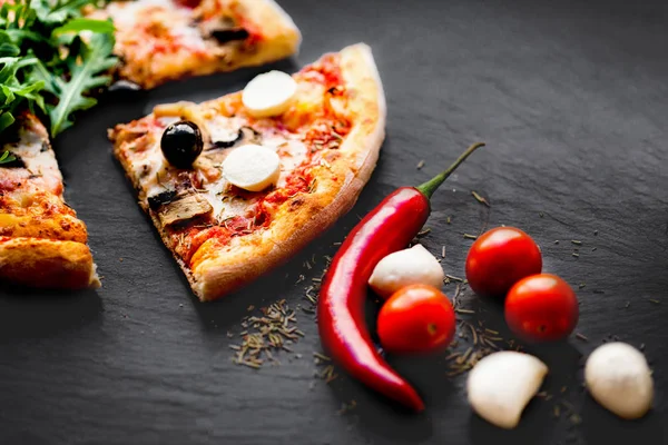 Friss Olasz Klasszikus Pizza Margherita Fekete Háttér Alapanyagokat Fűszereket Pizza — Stock Fotó