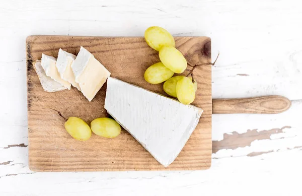 奶酪板 奶油干酪在乡村切割板上白色木质背景 顶部视图 乳酪干酪顶部视图 — 图库照片