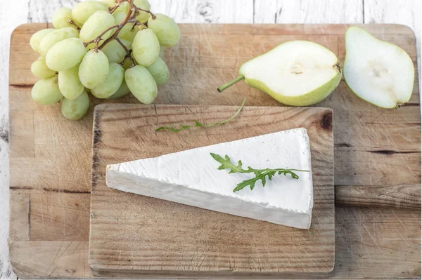 Sajt Tál Lágy Brie Sajt Szőlő Körte Fehér Asztal Felülnézet — Stock Fotó