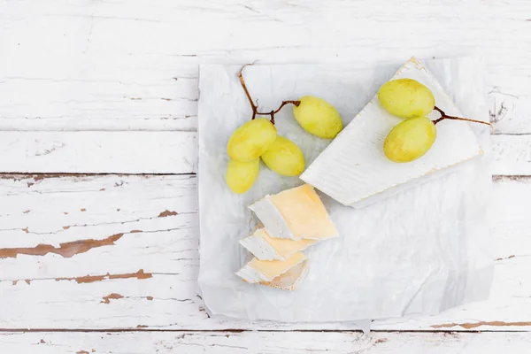 Krémes Brie Sajt Fehér Rusztikus Háttér Felülnézet Camembert Sajt Felülnézet — Stock Fotó