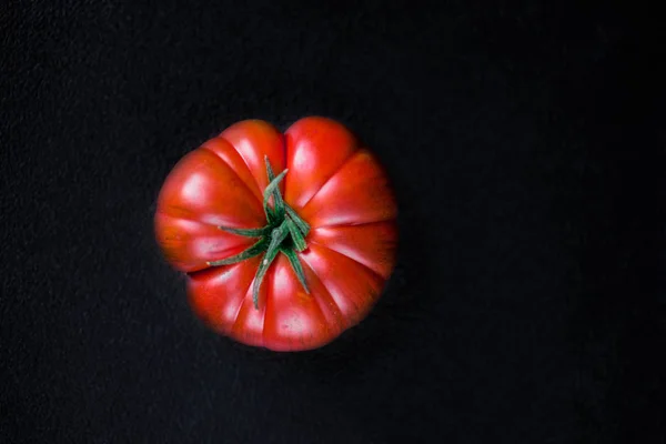 Tomaten Auf Schwarzem Steinhintergrund Mit Kopierraum Frische Reife Bio Tomaten — Stockfoto