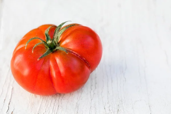 Jeden Duży Pomidor Starym Drewnianym Stole Miejsce Ogromny Rodzaju Pomidor — Zdjęcie stockowe