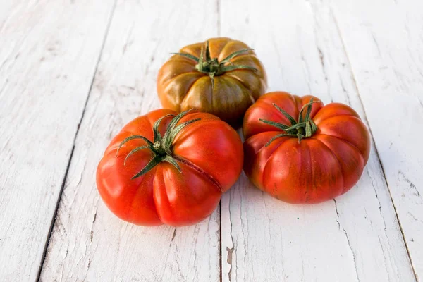 Stora Röda Färska Tomater Ett Gammalt Träbord Rustik Stil Närbild — Stockfoto