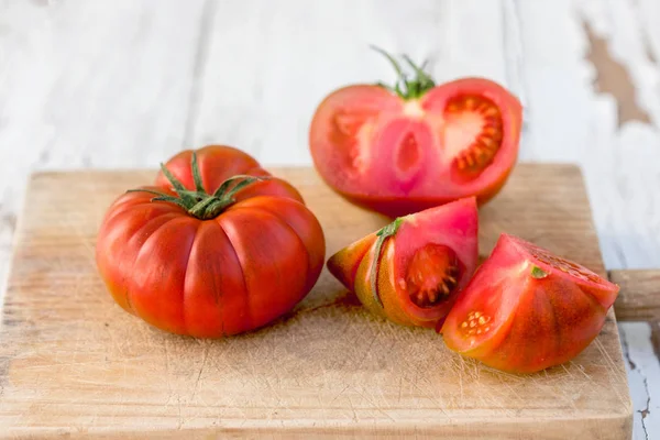 Råa Läckra Tomater Skärbräda Gamla Träbord Rustik Stil Ovanifrån Oxfilé — Stockfoto