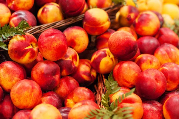 有机新鲜的桃在市场上 油桃收获 食品背景 — 图库照片