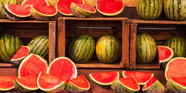 Vattenmelon Bakgrund Organiska Mogna Röda Skär Halv Och Hel Vattenmelon — Stockfoto