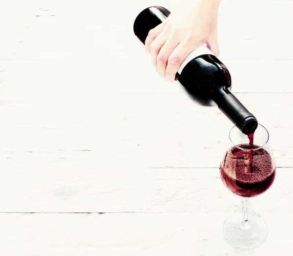 Nalévání červeného vína z láhve — Stock fotografie