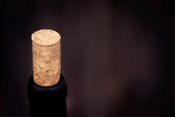 Пляшка вина на темному фоні — стокове фото