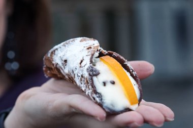 Cannoli bulanık arka plan ile bir yandan. İnci, İtalyan hamur işleri