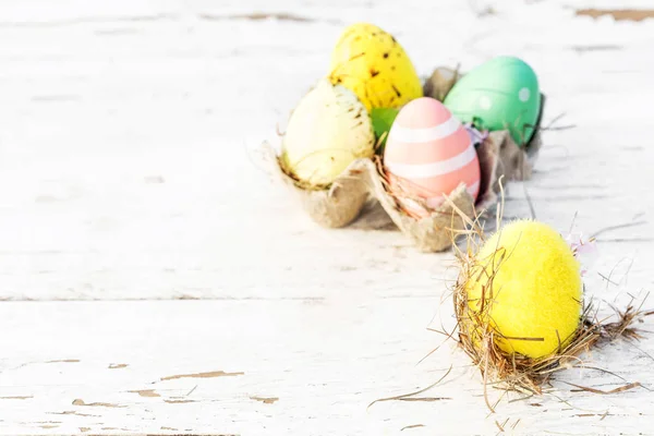 Påskägg på ljusa träbord. — Stockfoto