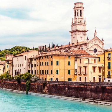 Verona, İtalya. Adige Nehri ile sahne