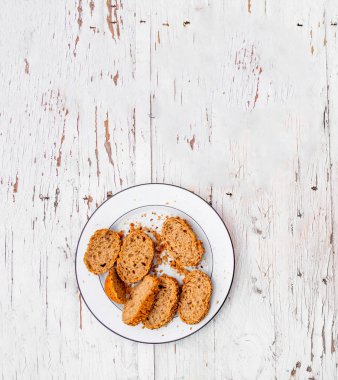 Bütün kepek ekmek taze dilim 
