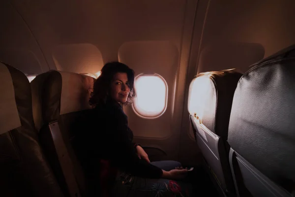 Молодая белая женщина внутри самолета — стоковое фото