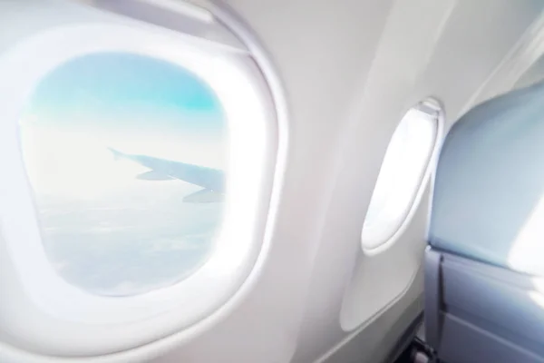 Belül egy repülőgép repülőgép-ablak kilátás. — Stock Fotó