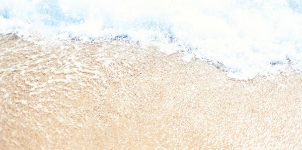 Onda macia do oceano azul em Sandy Beach — Fotografia de Stock