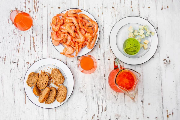 Camarones preparados, pan, guacamole —  Fotos de Stock