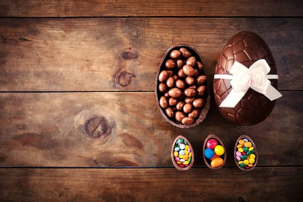 Čokoládová Velikonoční Vejce Tmavé Dřevěné Pozadí Barvy Stuhou Luk — Stock fotografie