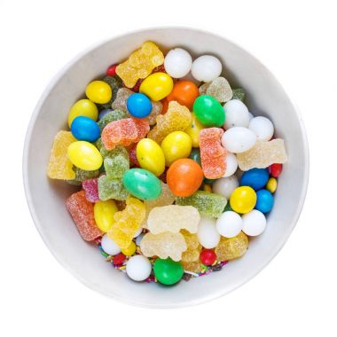Renkli şekerler, jöle ve marmelat beyaz arka plan üzerinde izole bir kase. Üstten Görünüm