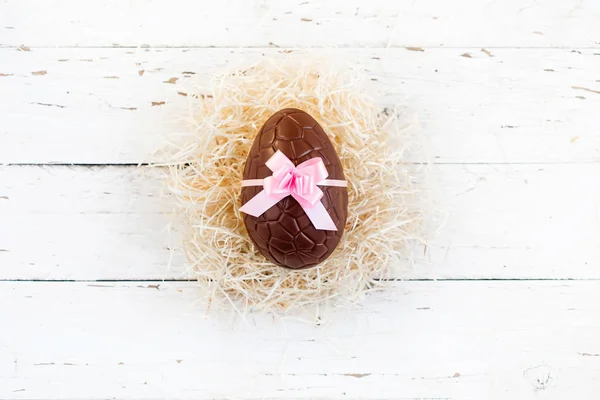 Chocolade Paasei Witte Houten Achtergrond — Stockfoto