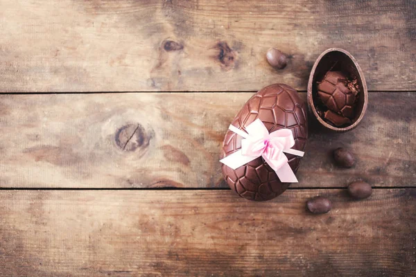 Œufs Pâques Chocolat Sur Fond Bois Avec Ruban Papillon Bonbons — Photo