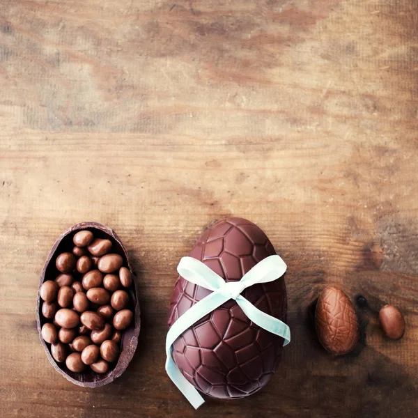 Uova Pasqua Cioccolato Fondo Legno Con Fiocco Nastro Caramelle — Foto Stock