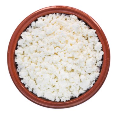 Beyaz bir arka plan üzerinde izole bir kase süzme peynir