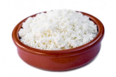 Beyaz bir arka plan üzerinde izole bir kase süzme peynir