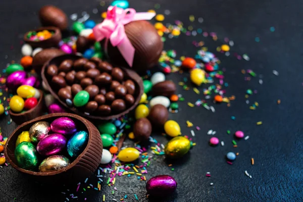 Čokoládová Velikonoční Vejce Sladké Bonbóny Tmavé Kamenné Pozadí — Stock fotografie