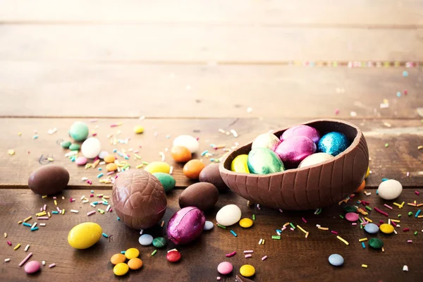 Čokoládová Velikonoční Vejce Sladké Bonbóny Dřevěné Pozadí — Stock fotografie