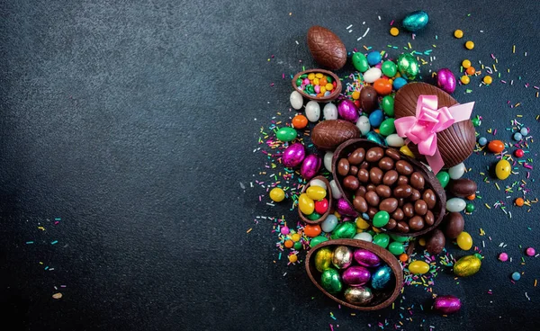 Oeufs Pâques Chocolat Bonbons Sucrés Sur Fond Pierre Sombre Avec — Photo