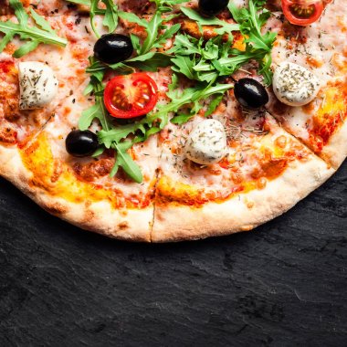 Pizza domates, mozzarella peynir ve roka ile