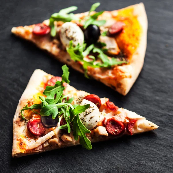 Gesneden Hete Pizza Met Zeevruchten Kaas Kruiden Zwarte Achtergrond Voor — Stockfoto