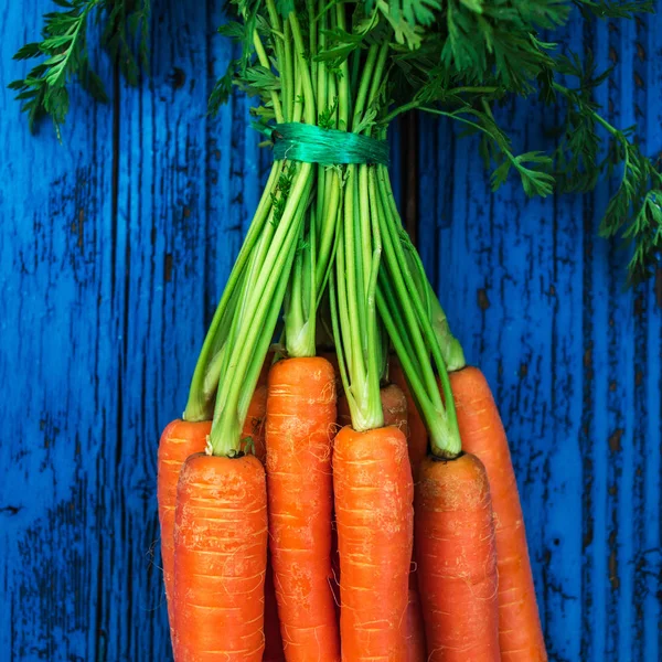 Een Stelletje Wortelen Verse Wortelen Heap Met Groene Stengels — Stockfoto