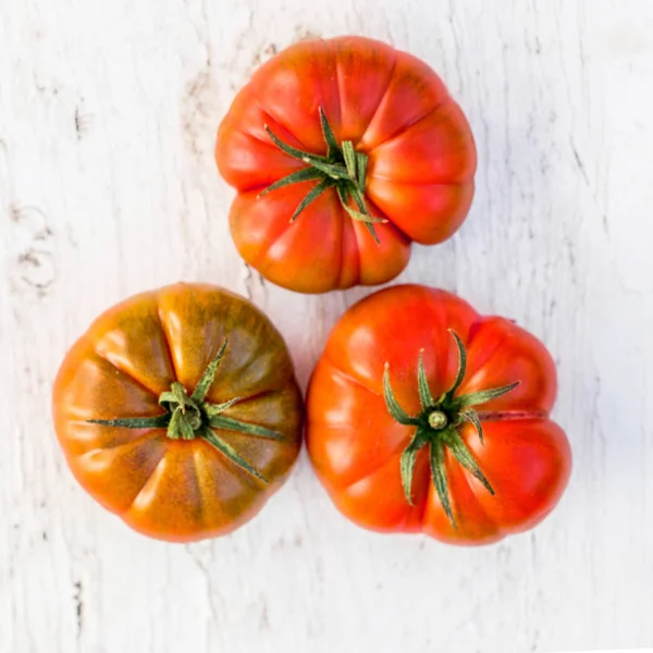 Närbild Färska Solmogna Tomater Vit Trä Bakgrund — Stockfoto