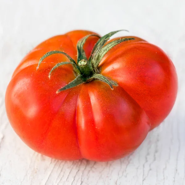 Enda Stor Tomat Gamla Träbord — Stockfoto