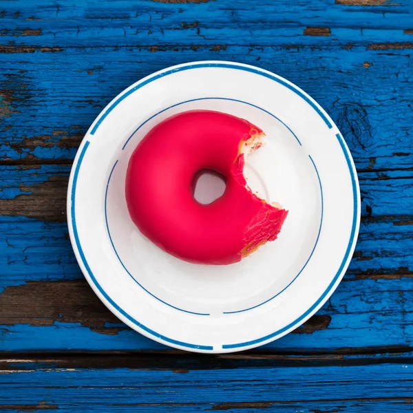 Beignet Fraise Sur Assiette Sur Fond Bois Bleu — Photo