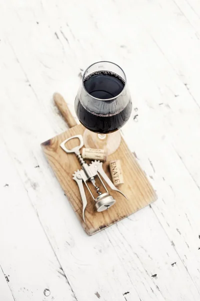 Glas Rotwein Und Korkenzieher Auf Weißem Holzgrund — Stockfoto