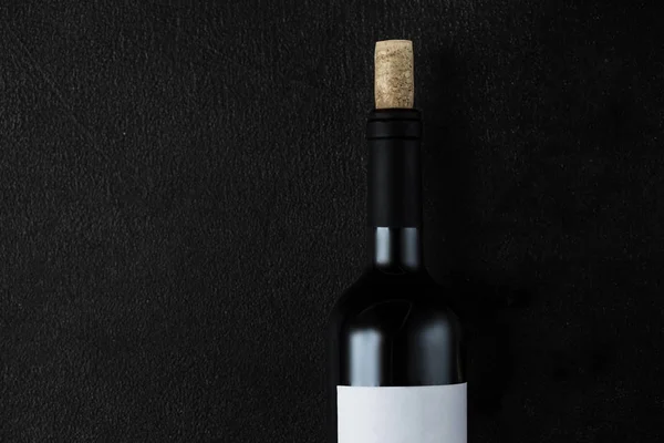 Botella Vino Con Corcho Sobre Fondo Piedra Negra —  Fotos de Stock