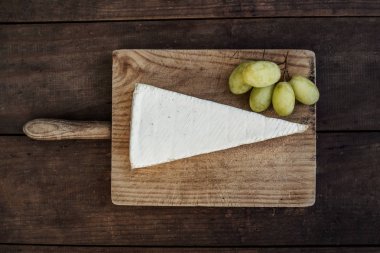 Brie peyniri rustik Ahşap doğrama tahtası üzerinde dilim