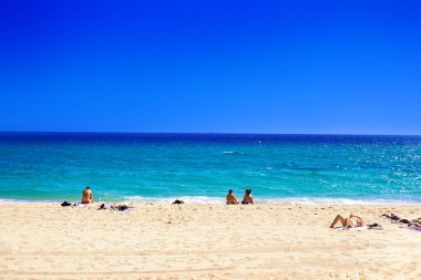 Yaz plaj altın kumsalda güneşlenmek alan insanlar ile