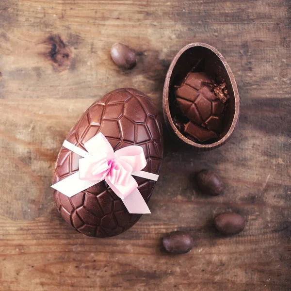 Čokoládová Velikonoční Vejce Dřevěné Pozadí Stuhou Luk Bonbóny — Stock fotografie