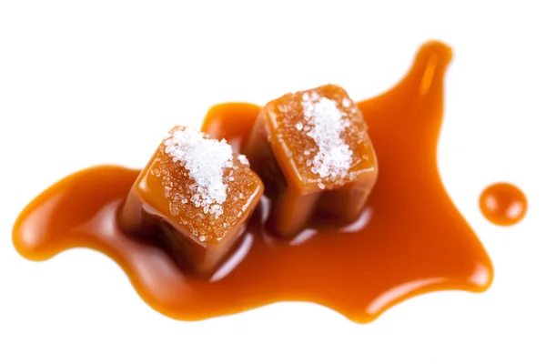 Gezouten Karamel Snoep Met Karamelsaus Geïsoleerd Witte Achtergrond — Stockfoto